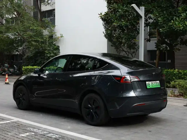 Tesla Model Y — Фото автомобиля 9