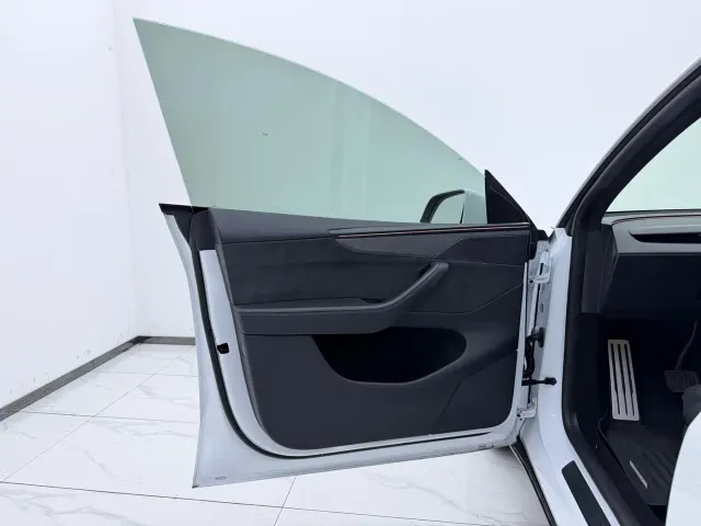 Tesla Model Y L — Фото автомобиля 9