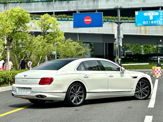 Bentley Flying Spur — Фото автомобиля 8