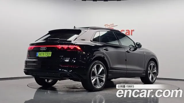 Audi Q8 55 TFSI quattro Premium — Фото автомобиля 2