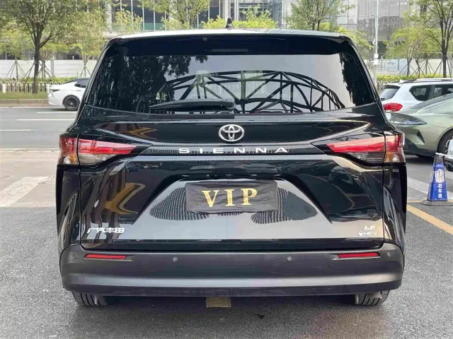 Toyota Sienna — Фото автомобиля 6