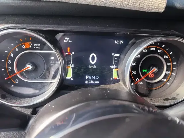 Jeep Wrangler — Фото автомобиля 14