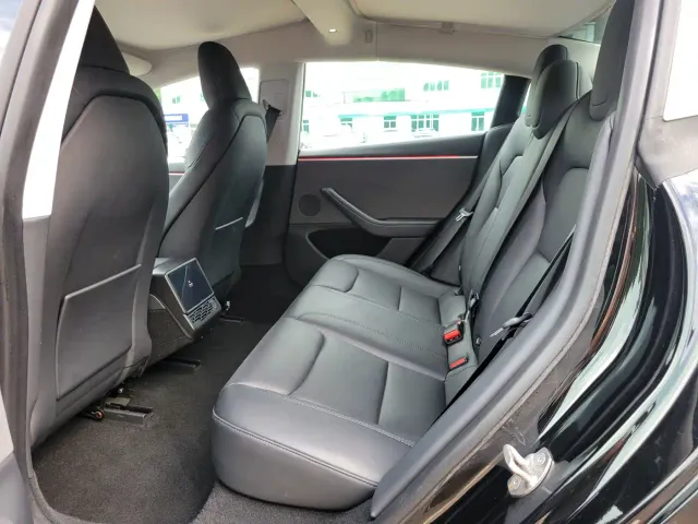Tesla Model 3 — Фото автомобиля 10