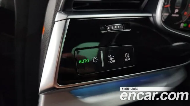 Audi Q8 55 TFSI quattro Premium — Фото автомобиля 26