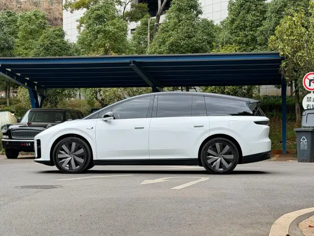 Li Auto i8 — Фото автомобиля 8