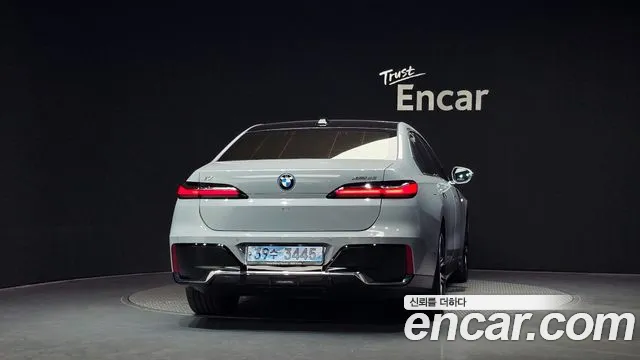 BMW i7 G70 — Фото автомобиля 4