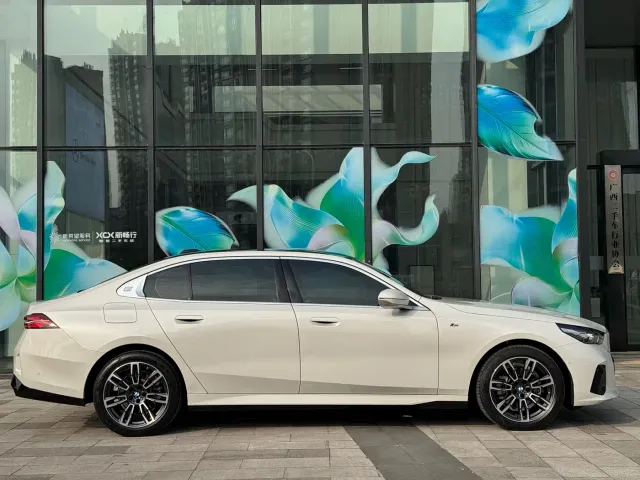BMW 5 Series — Фото автомобиля 4