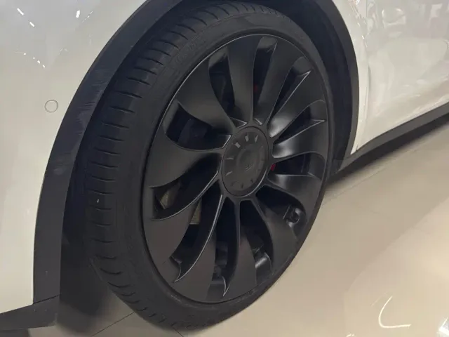 Tesla Model Y — Фото автомобиля 10