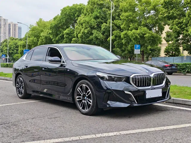 BMW 5 Series — Фото автомобиля 2