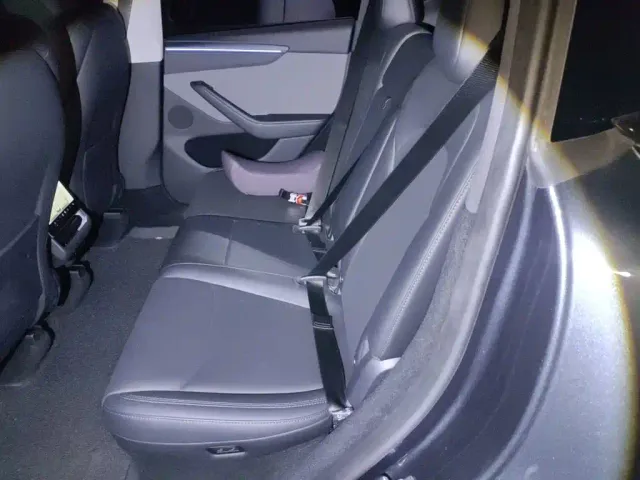 Tesla Model Y — Фото автомобиля 18