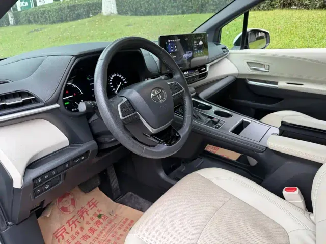 Toyota Sienna — Фото автомобиля 7