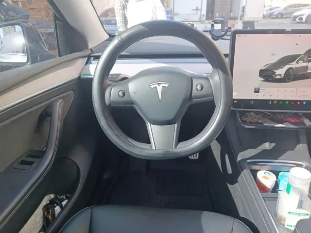 Tesla Model Y — Фото автомобиля 6