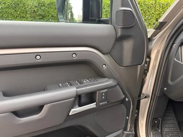 Land Rover Defender — Фото автомобиля 7