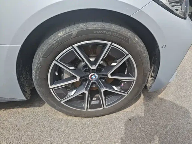 BMW i4 — Фото автомобиля 11
