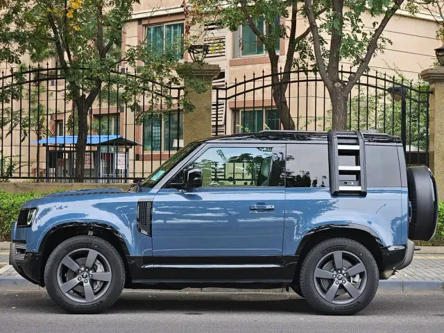 Land Rover Defender — Фото автомобиля 2