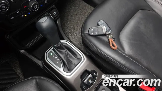 Jeep Renegade — Фото автомобиля 12