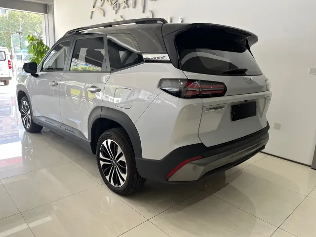 Wuling Starlight 560 — Фото автомобиля 6