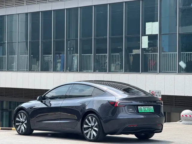 Tesla Model 3 — Фото автомобиля 3