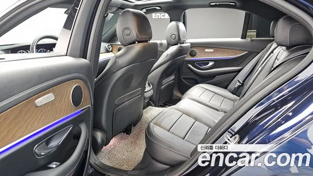 Mercedes-Benz E-Class — Фото автомобиля 11