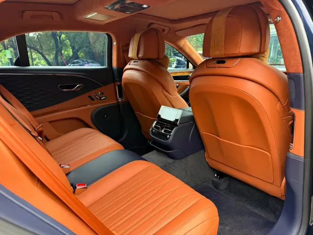 Bentley Flying Spur — Фото автомобиля 13