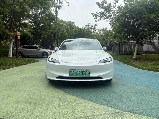 Tesla Model 3 — Фото автомобиля 2