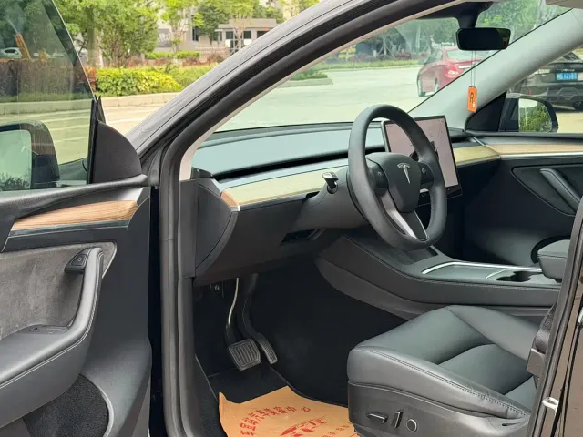 Tesla Model Y — Фото автомобиля 4