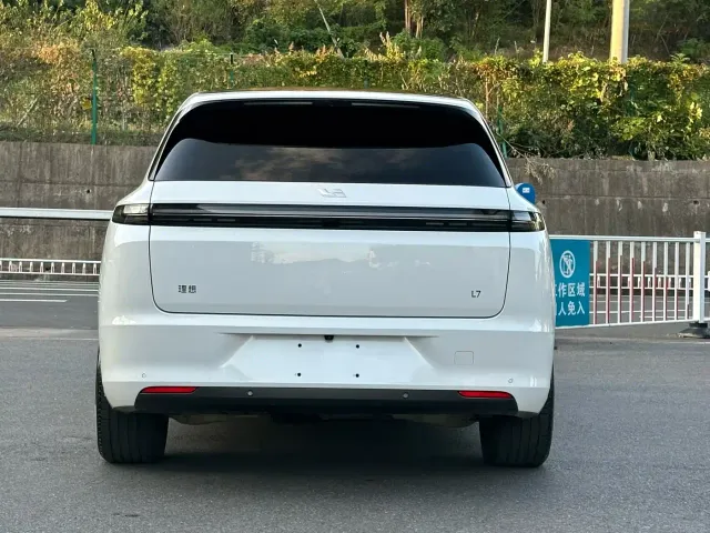 Li Auto L7 — Фото автомобиля 8