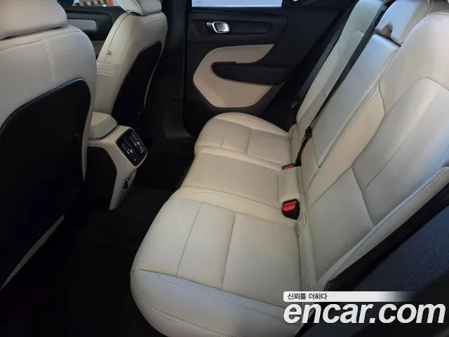 Volvo XC40 — Фото автомобиля 9