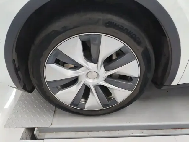 Tesla Model Y — Фото автомобиля 22