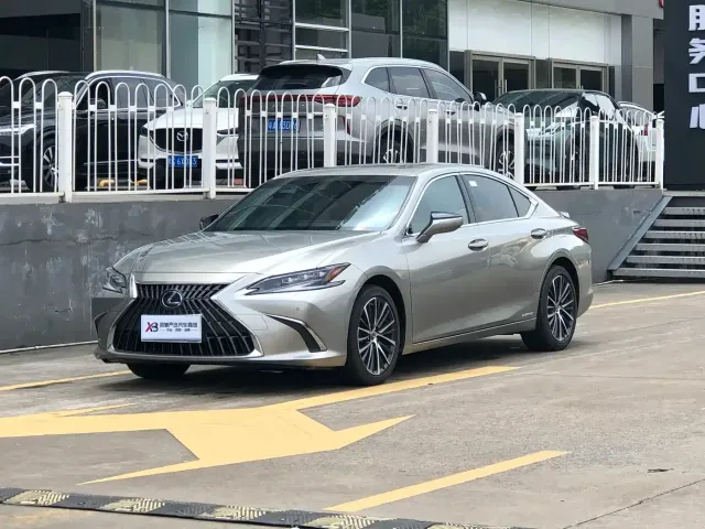 Фотография автомобиля — Lexus ES
