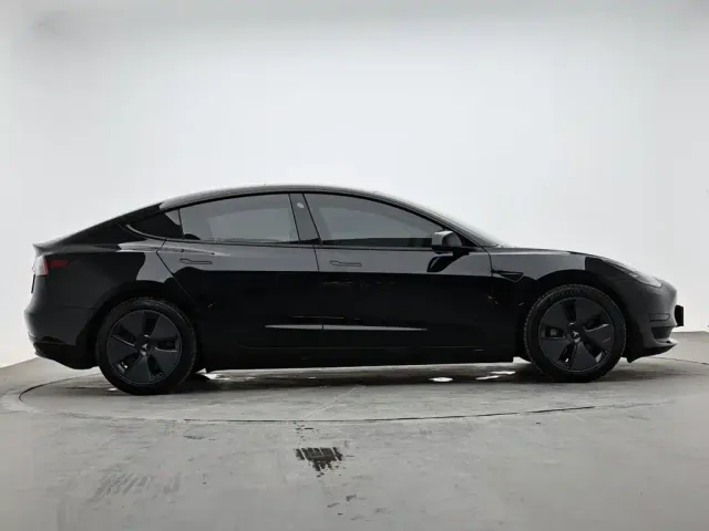 Tesla Model 3 — Фото автомобиля 5