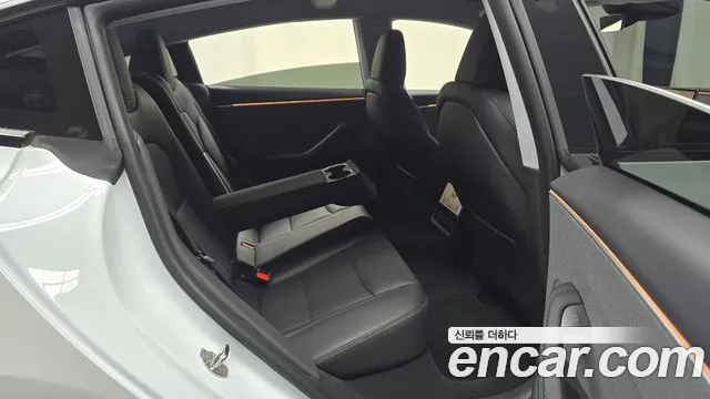 Tesla Model 3 — Фото автомобиля 17