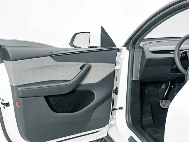 Tesla Model Y — Фото автомобиля 17
