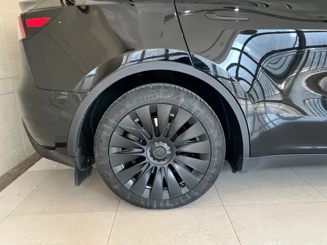 Tesla Model Y — Фото автомобиля 18