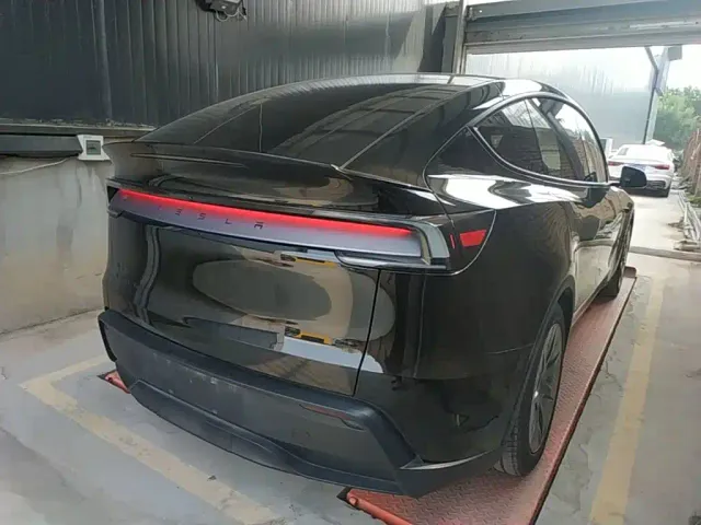 Tesla Model Y L — Фото автомобиля 6