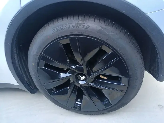 Tesla Model Y — Фото автомобиля 14