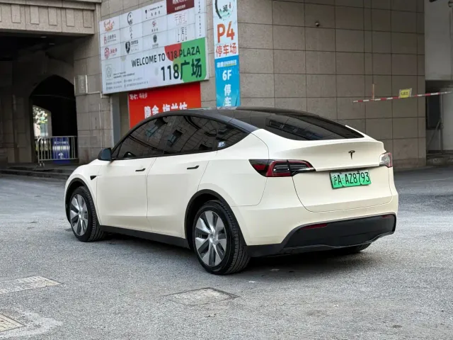 Tesla Model Y — Фото автомобиля 7