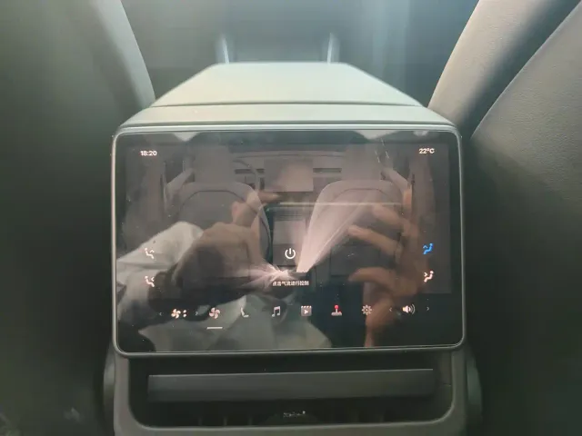 Tesla Model Y — Фото автомобиля 12