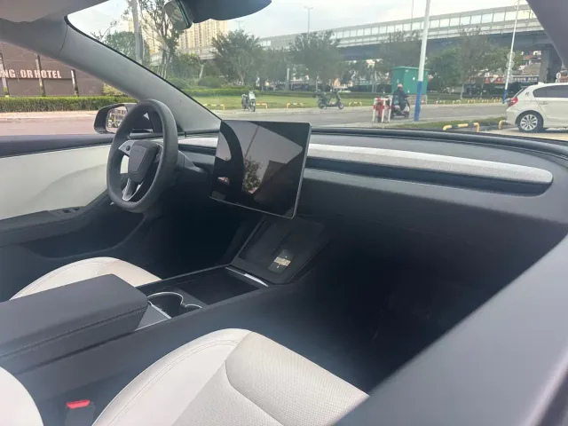 Tesla Model 3 — Фото автомобиля 17