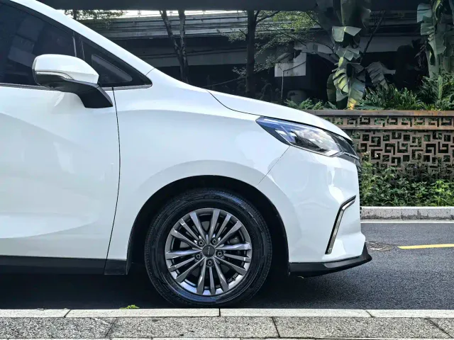 Maxus EUNIQ 5 — Фото автомобиля 10
