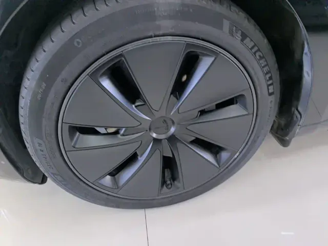 Tesla Model 3 — Фото автомобиля 22