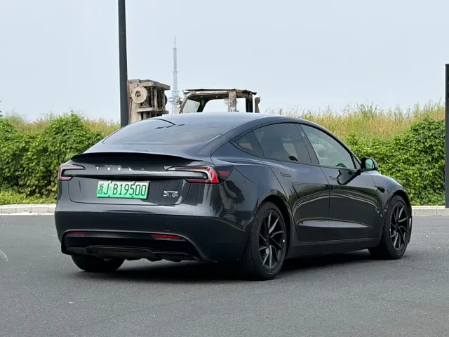 Tesla Model 3 — Фото автомобиля 6