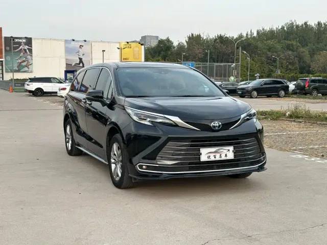 Toyota Sienna — Фото автомобиля 3