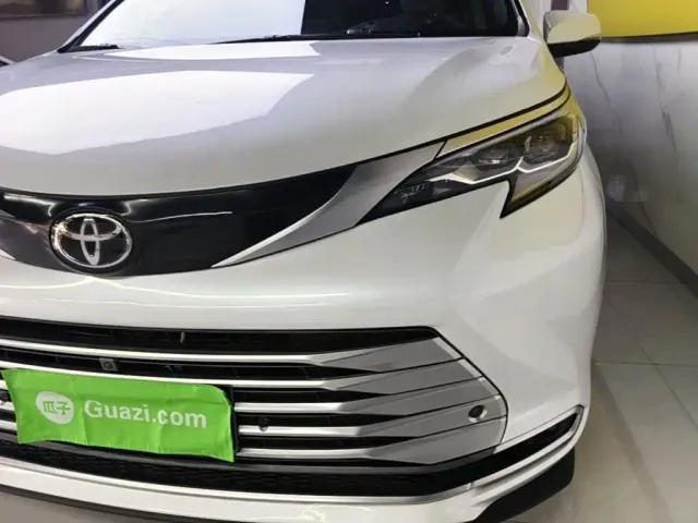 Toyota Sienna — Фото автомобиля 23