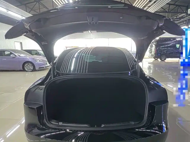 Tesla Model 3 — Фото автомобиля 18