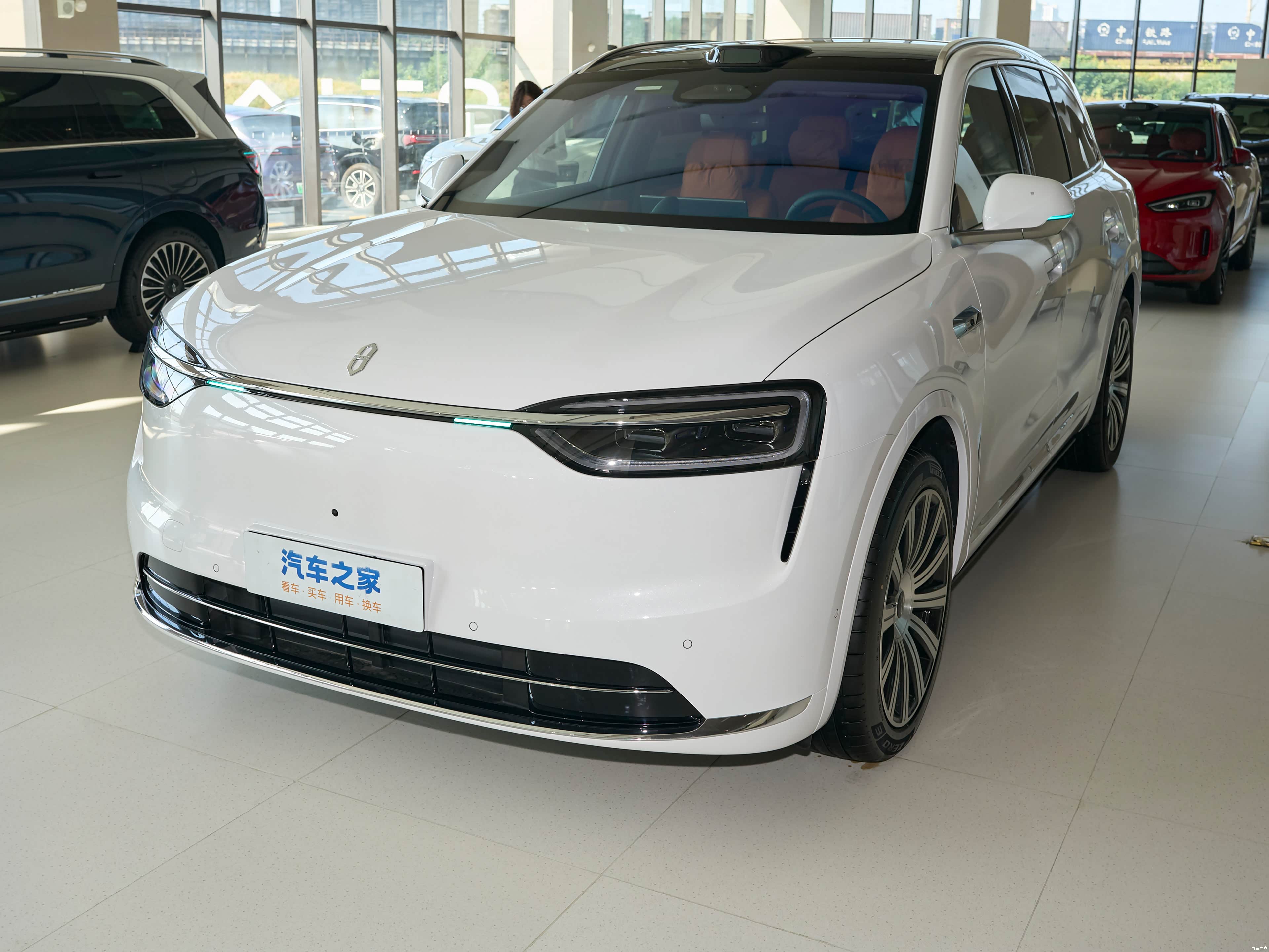 Фотография автомобиля — AITO M7 EREV Ultra 5 seats 4wd