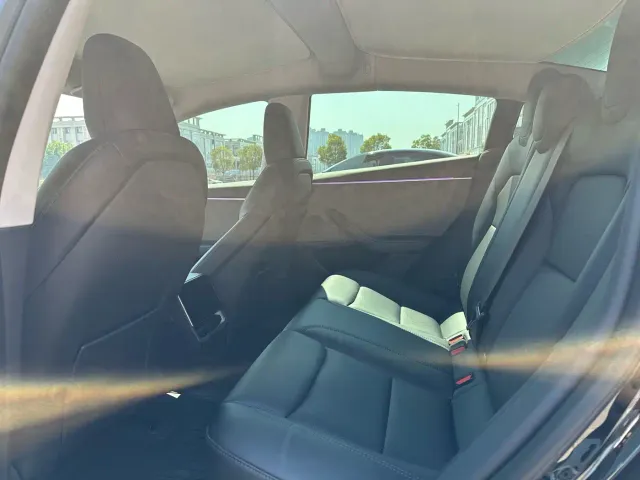 Tesla Model 3 — Фото автомобиля 12