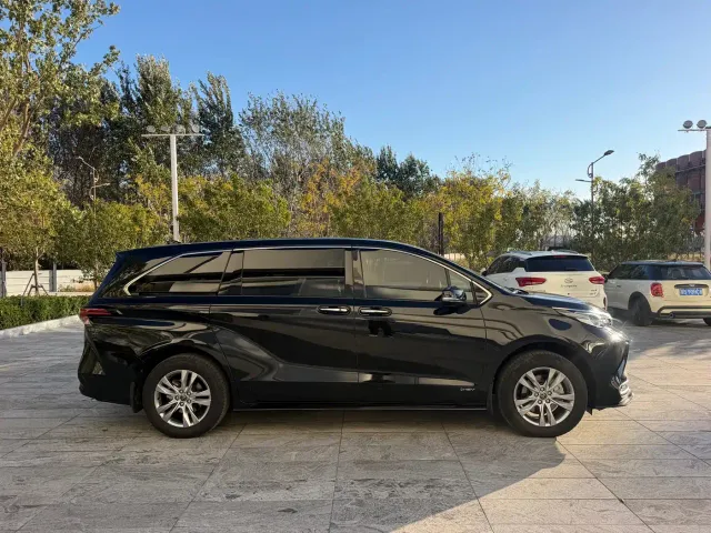 Toyota Sienna — Фото автомобиля 4