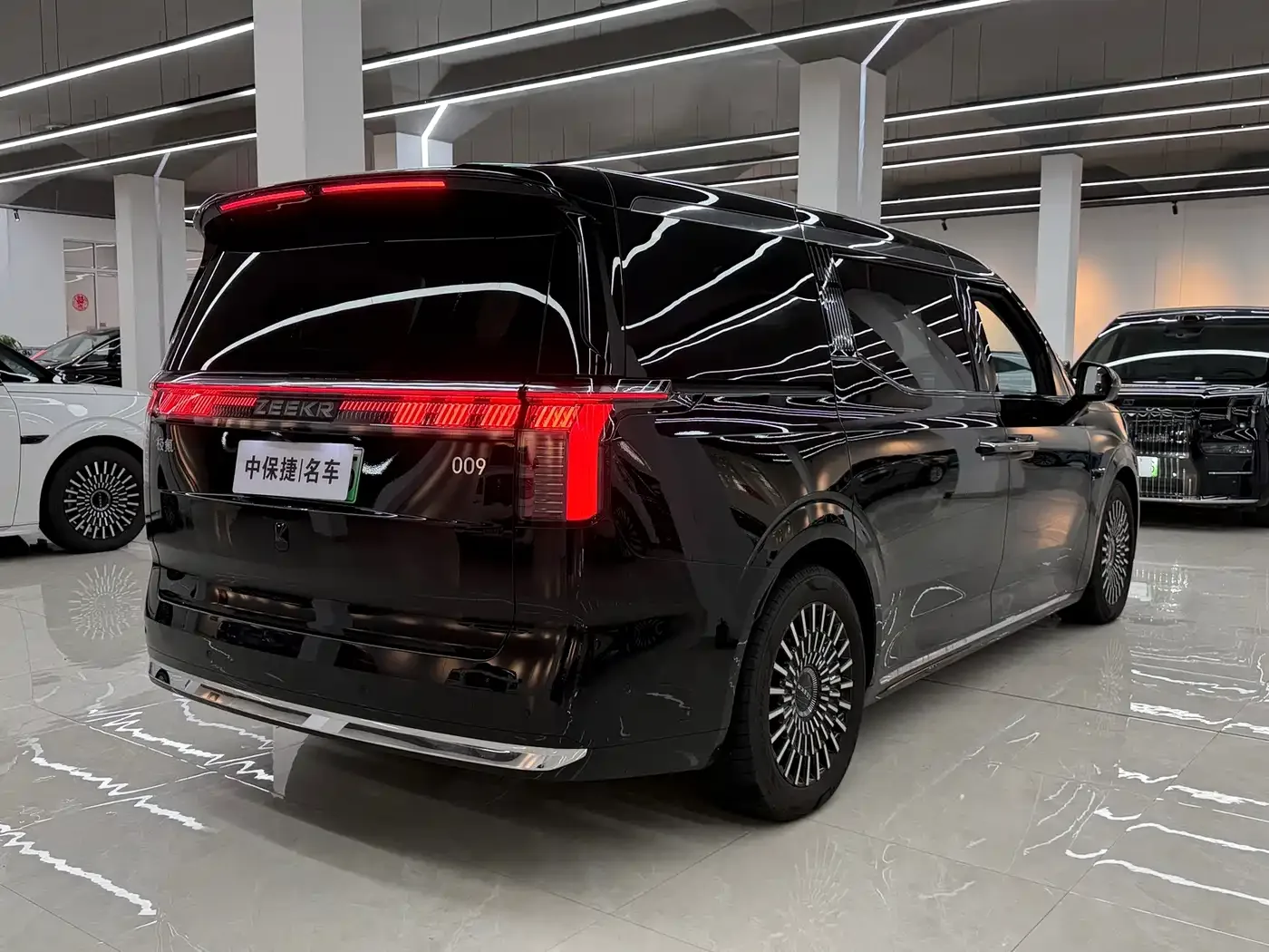 ZEEKR Zeekr 009 2024 6-seat Executive AWD 108kWh — Фото автомобиля 17