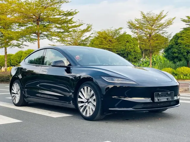 Tesla Model 3 — Фото автомобиля 3